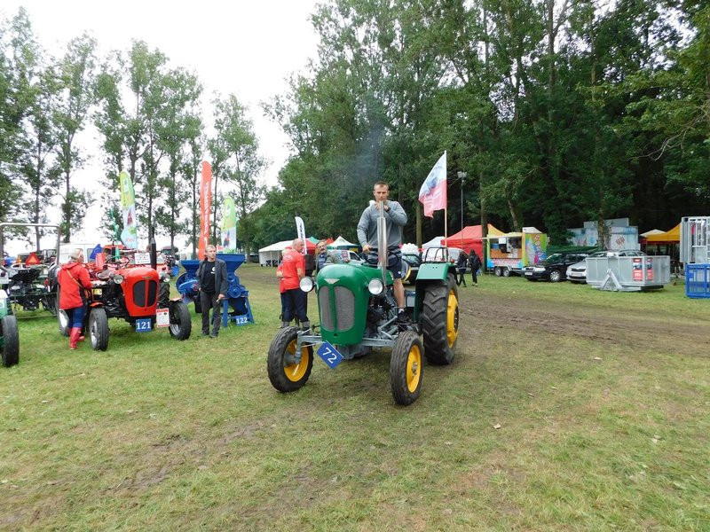 Warkot starych ciągników i maszyn (zdjęcia)