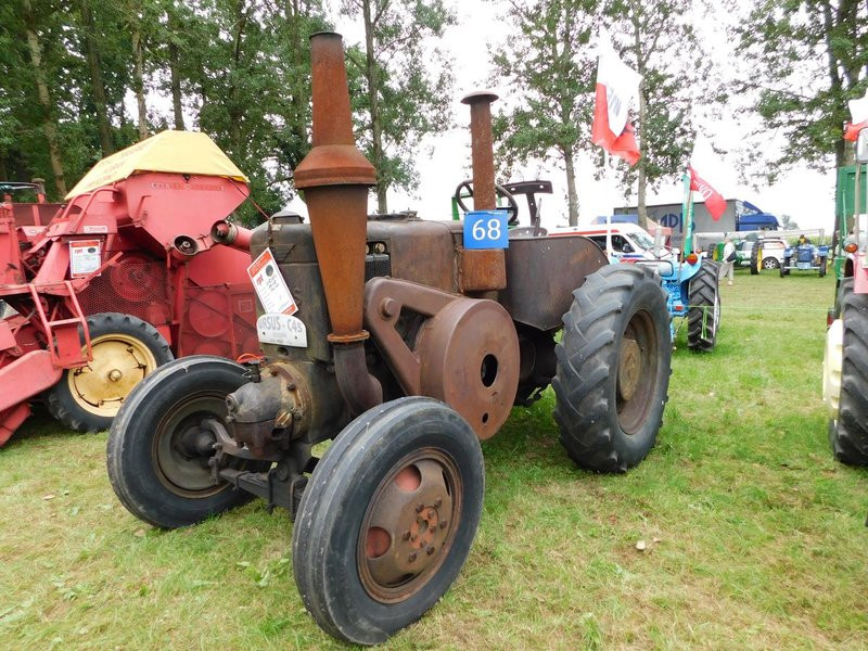 Warkot starych ciągników i maszyn (zdjęcia)