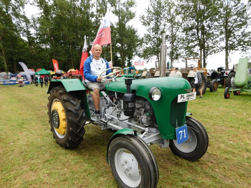 Warkot starych ciągników i maszyn (zdjęcia)