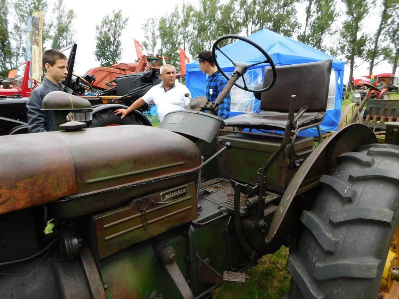 Warkot starych ciągników i maszyn (zdjęcia)