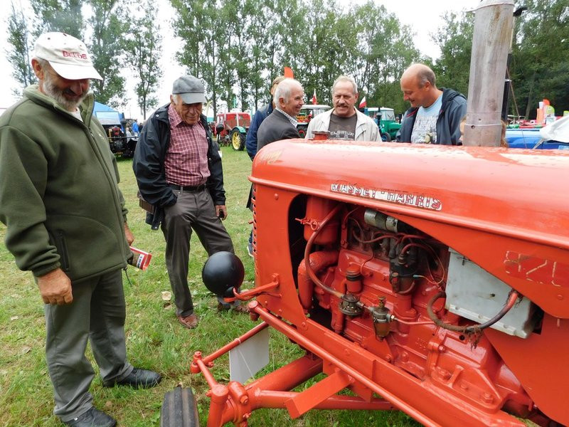 Warkot starych ciągników i maszyn (zdjęcia)