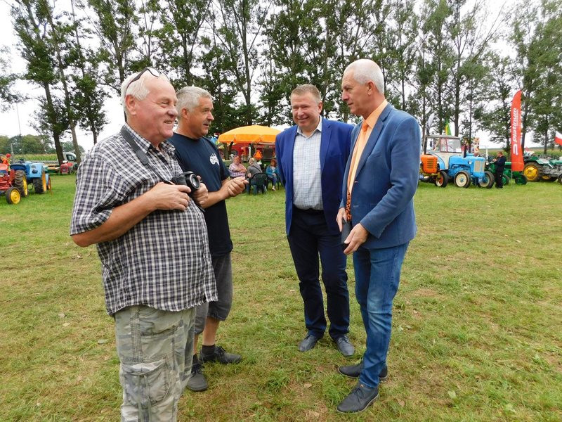 Warkot starych ciągników i maszyn (zdjęcia)