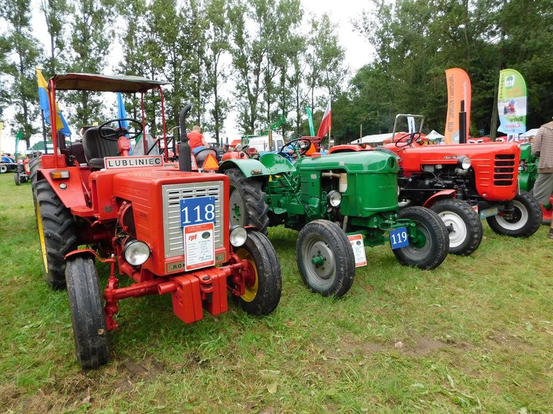 Warkot starych ciągników i maszyn (zdjęcia)