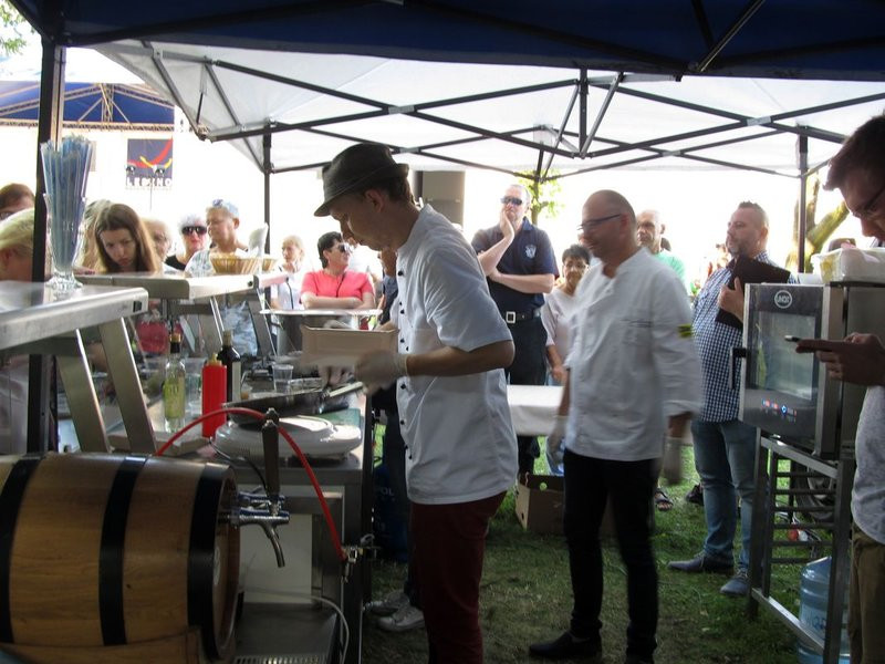 W niedzielę leszczynianie najedli się w parku (zdjęcia)