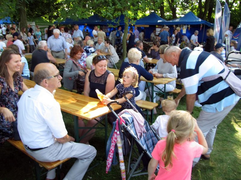 W niedzielę leszczynianie najedli się w parku (zdjęcia)