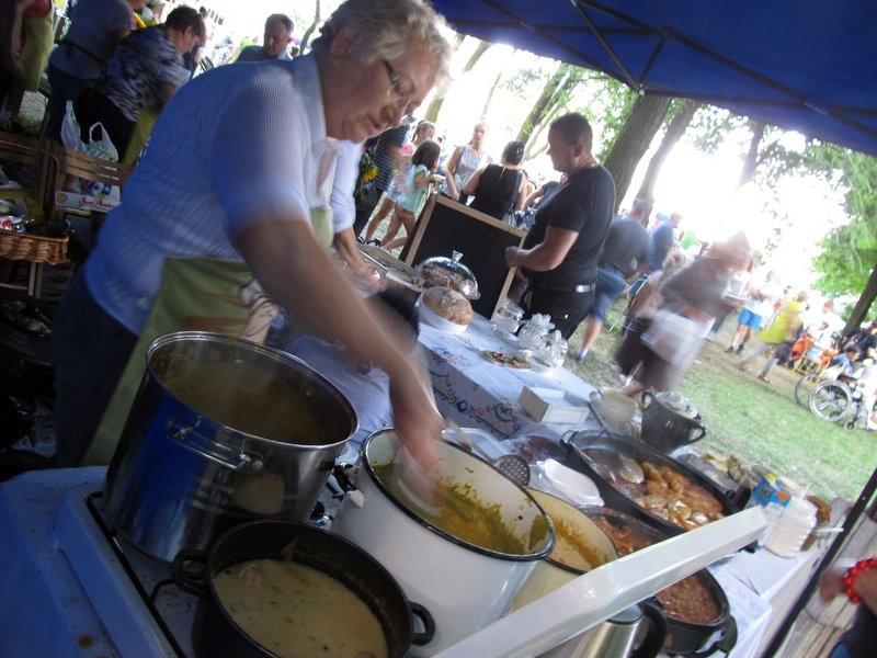 W niedzielę leszczynianie najedli się w parku (zdjęcia)