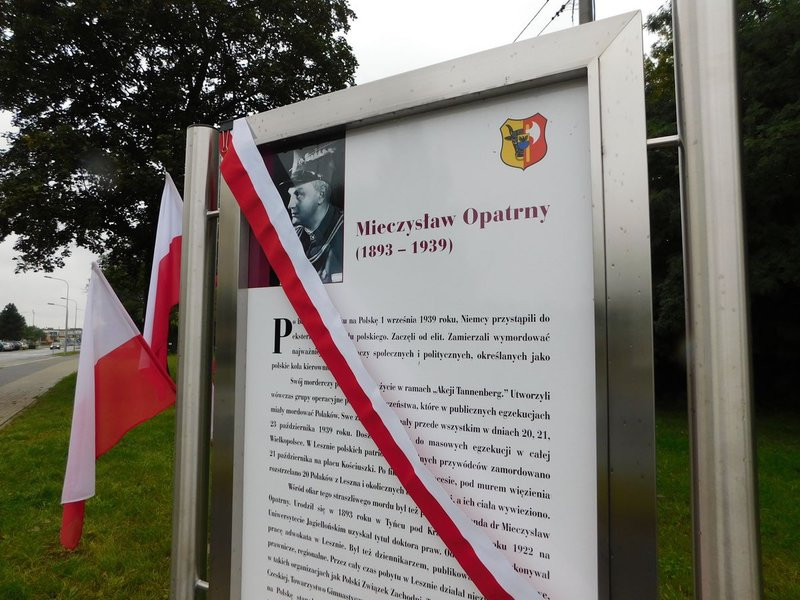 Odsłonięto tablicę dr M. Opatrnego (zdjęcia)