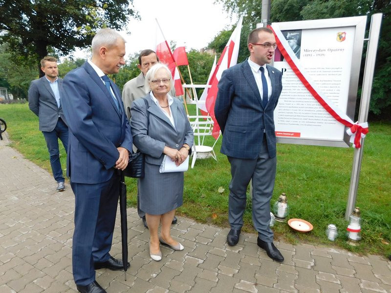 Odsłonięto tablicę dr M. Opatrnego (zdjęcia)