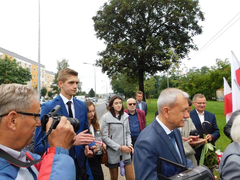 Odsłonięto tablicę dr M. Opatrnego (zdjęcia)