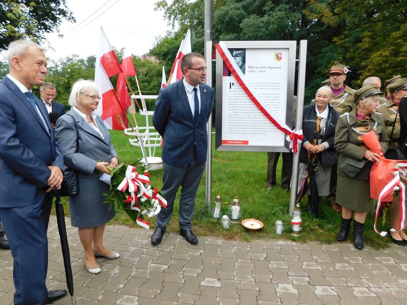Odsłonięto tablicę dr M. Opatrnego (zdjęcia)