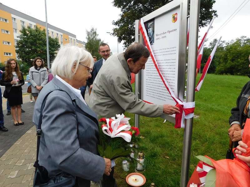 Odsłonięto tablicę dr M. Opatrnego (zdjęcia)