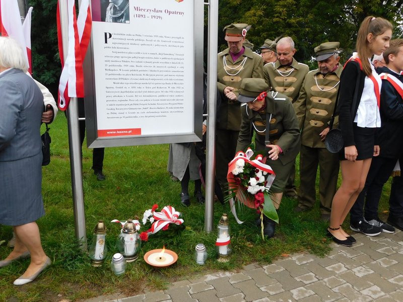 Odsłonięto tablicę dr M. Opatrnego (zdjęcia)