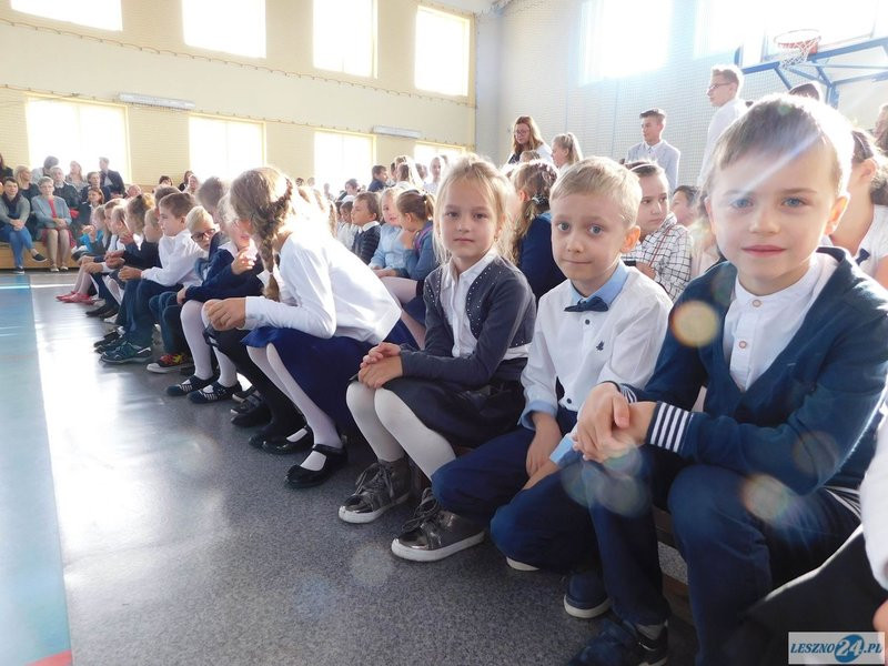 Pierwszy dzwonek w Dąbczu (zdjęcia)