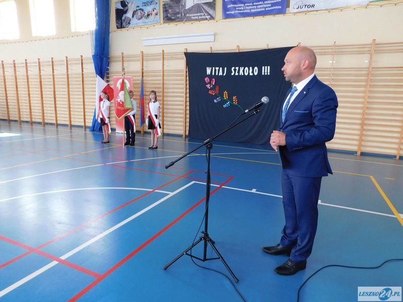 Pierwszy dzwonek w Dąbczu (zdjęcia)