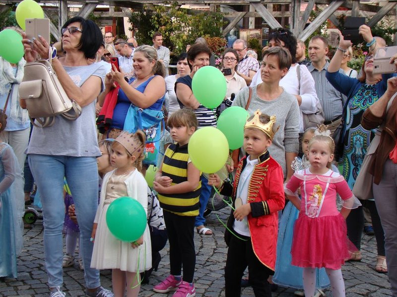 Dzieci i młodzież powitali króla (zdjęcia)