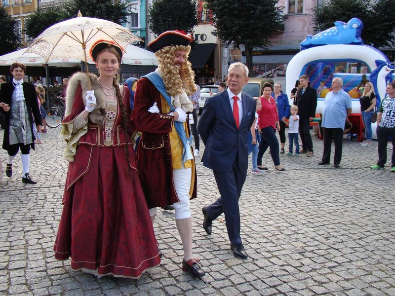 Dzieci i młodzież powitali króla (zdjęcia)