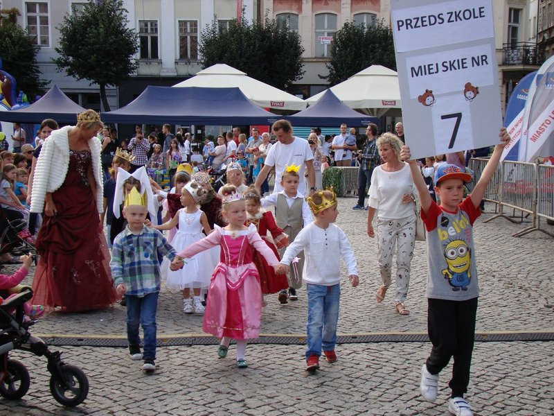 Dzieci i młodzież powitali króla (zdjęcia)