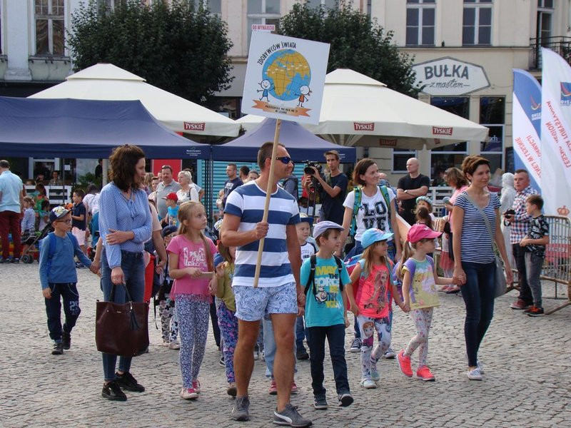 Dzieci i młodzież powitali króla (zdjęcia)