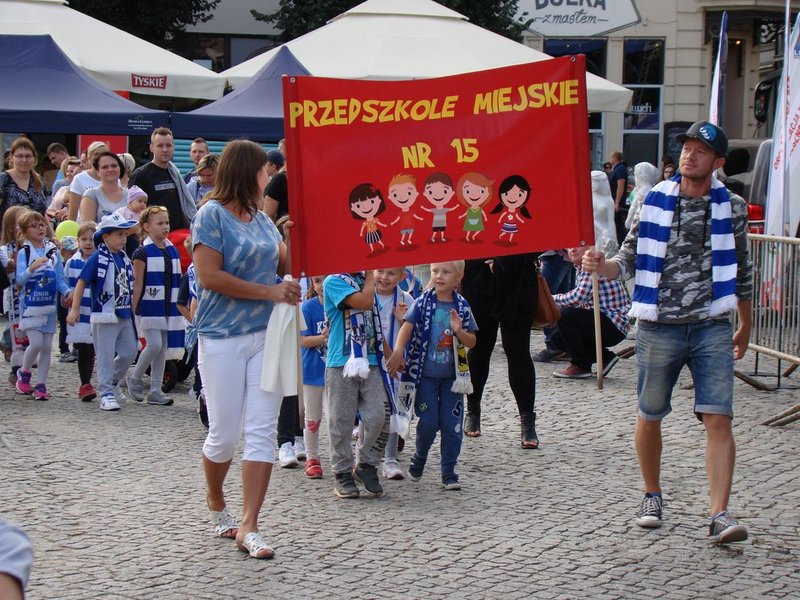 Dzieci i młodzież powitali króla (zdjęcia)