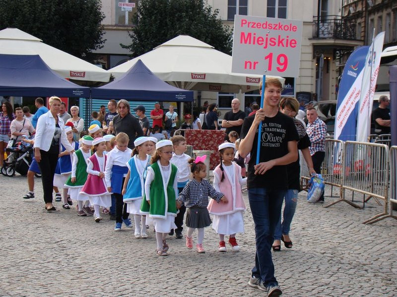 Dzieci i młodzież powitali króla (zdjęcia)