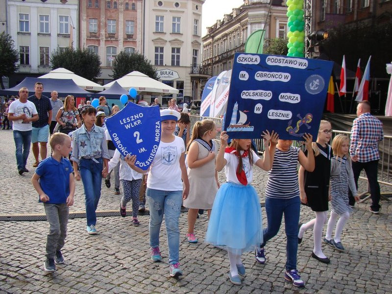 Dzieci i młodzież powitali króla (zdjęcia)