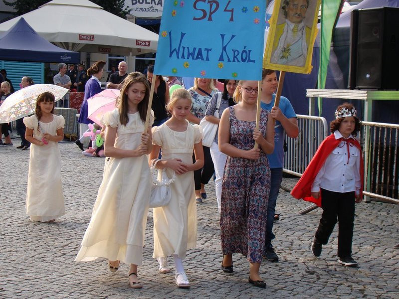 Dzieci i młodzież powitali króla (zdjęcia)