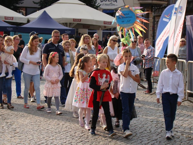 Dzieci i młodzież powitali króla (zdjęcia)