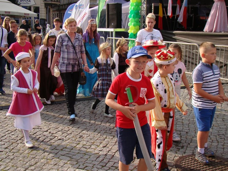 Dzieci i młodzież powitali króla (zdjęcia)