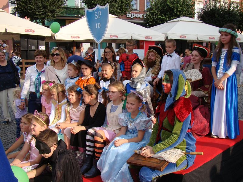 Dzieci i młodzież powitali króla (zdjęcia)