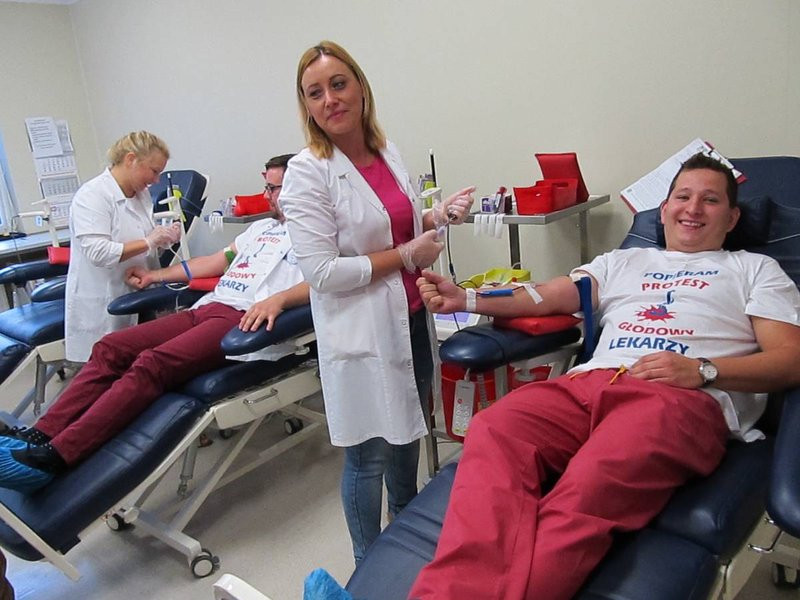 Rezydenci odeszli od łóżek pacjentów. Rozpoczęli protest (zdjęcia)