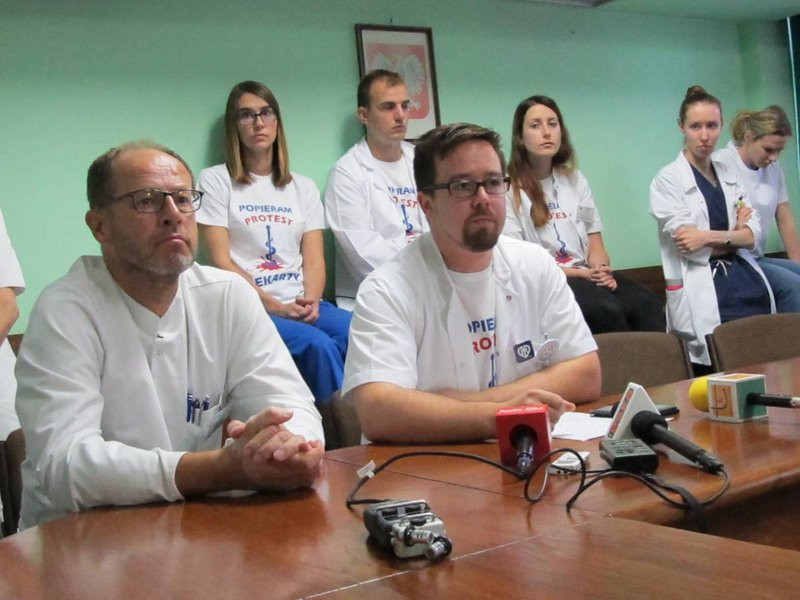 Rezydenci odeszli od łóżek pacjentów. Rozpoczęli protest (zdjęcia)