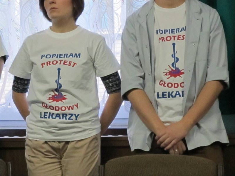 Rezydenci odeszli od łóżek pacjentów. Rozpoczęli protest (zdjęcia)