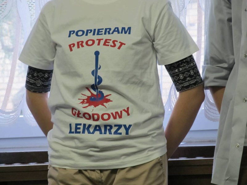 Rezydenci odeszli od łóżek pacjentów. Rozpoczęli protest (zdjęcia)