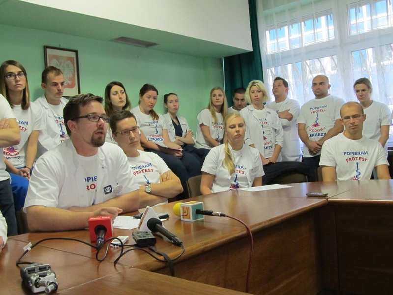 Rezydenci odeszli od łóżek pacjentów. Rozpoczęli protest (zdjęcia)