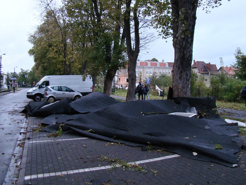 Wichura zerwała dach z I LO (kilka zdjęć)