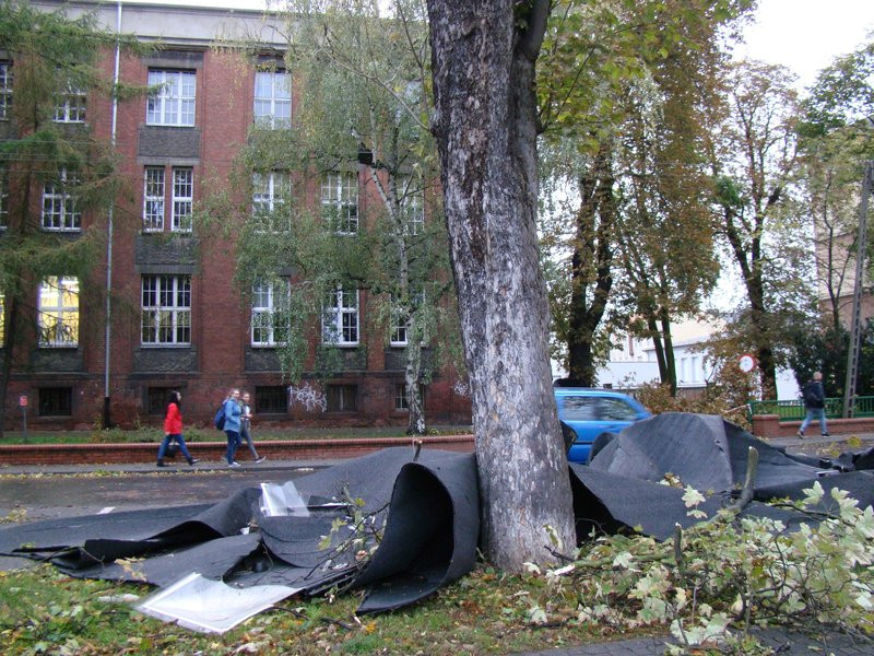 Wichura zerwała dach z I LO (kilka zdjęć)