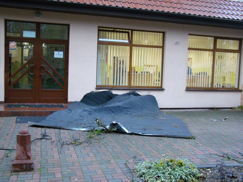 Wichura zerwała dach z I LO (kilka zdjęć)