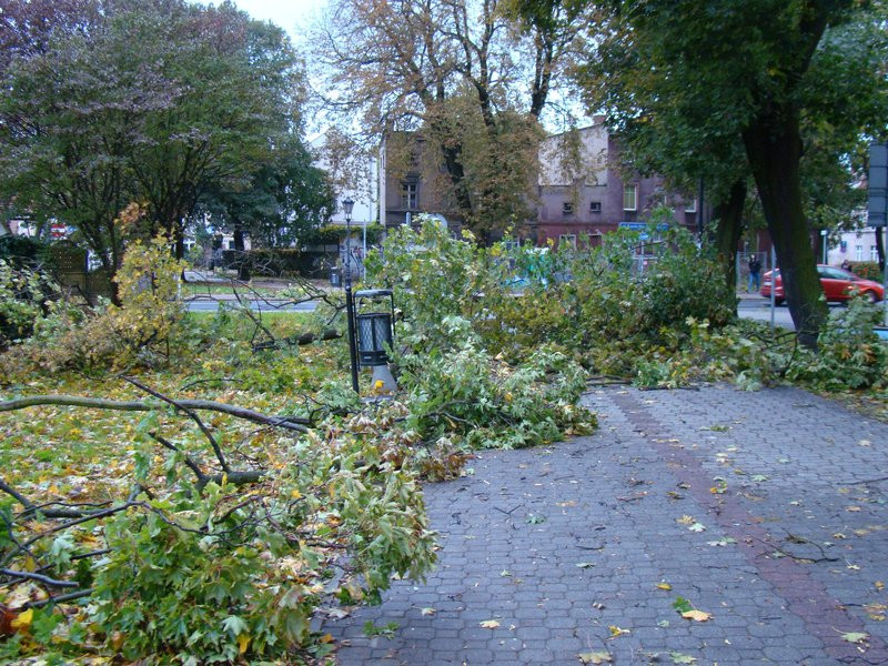Wichura zerwała dach z I LO (kilka zdjęć)
