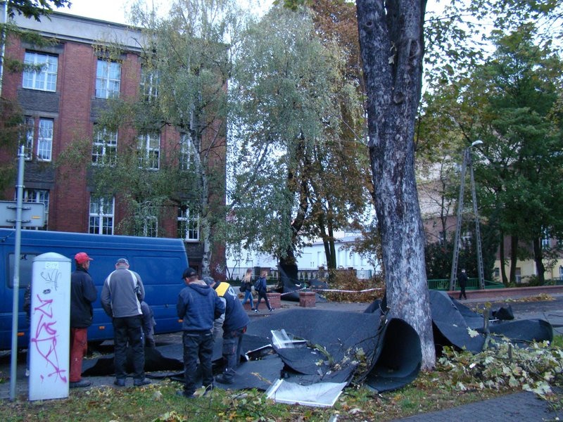 Wichura zerwała dach z I LO (kilka zdjęć)