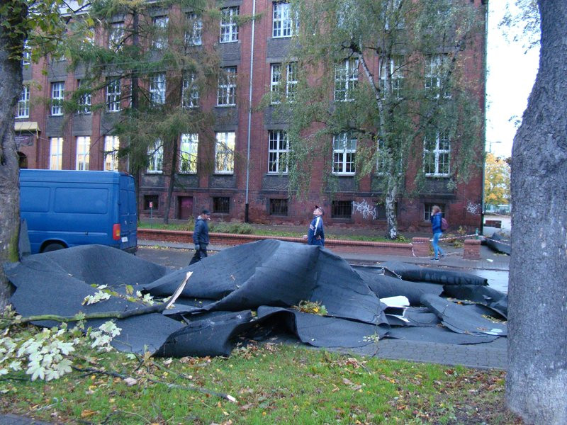 Wichura zerwała dach z I LO (kilka zdjęć)