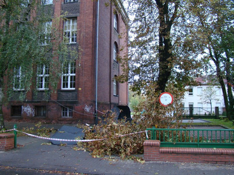 Wichura zerwała dach z I LO (kilka zdjęć)
