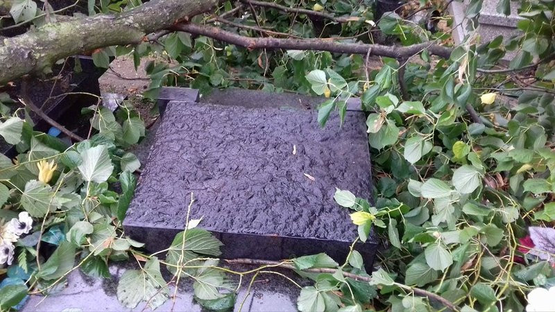 Żywioł zniszczył nagrobki (kilka zdjęć)