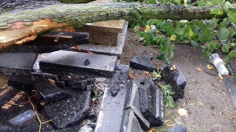 Żywioł zniszczył nagrobki (kilka zdjęć)