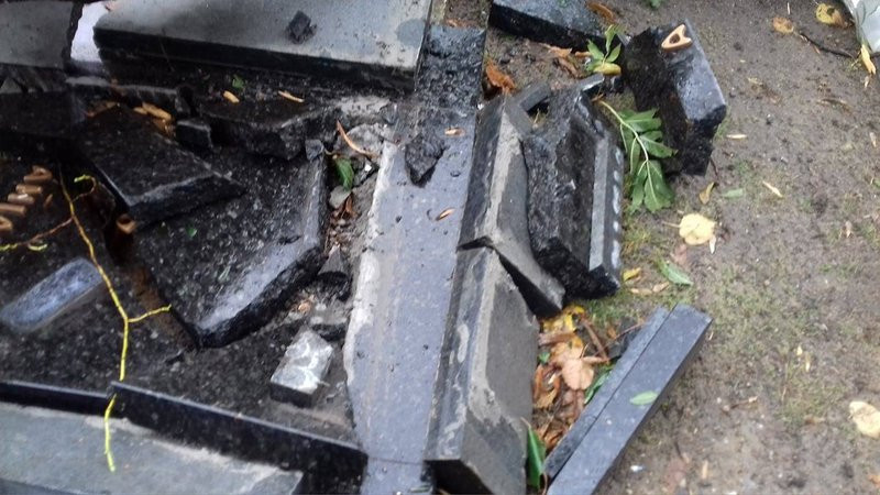 Żywioł zniszczył nagrobki (kilka zdjęć)