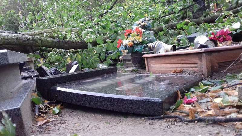 Żywioł zniszczył nagrobki (kilka zdjęć)