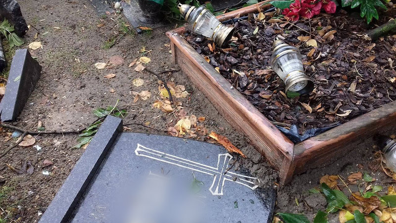 Żywioł zniszczył nagrobki (kilka zdjęć)