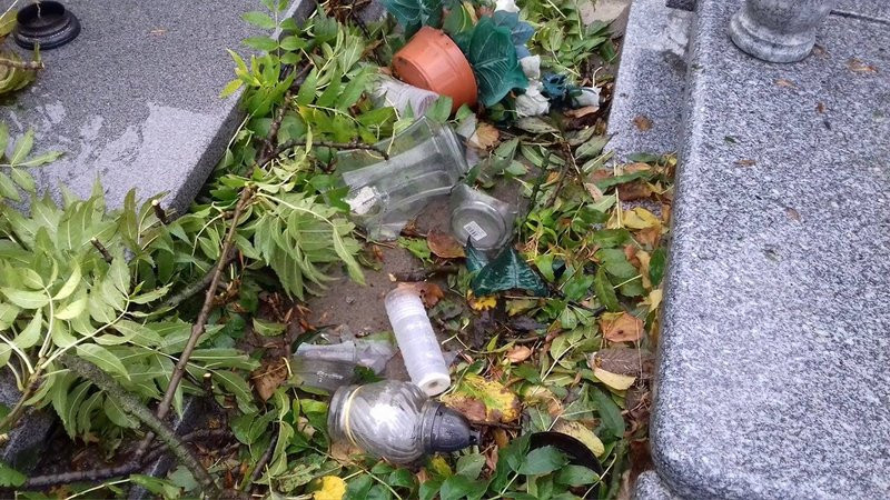 Żywioł zniszczył nagrobki (kilka zdjęć)