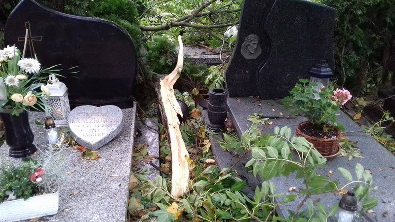 Żywioł zniszczył nagrobki (kilka zdjęć)