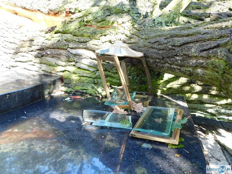 Huragan zdewastował cmentarz w Strzyżewicach (zdjęcia)