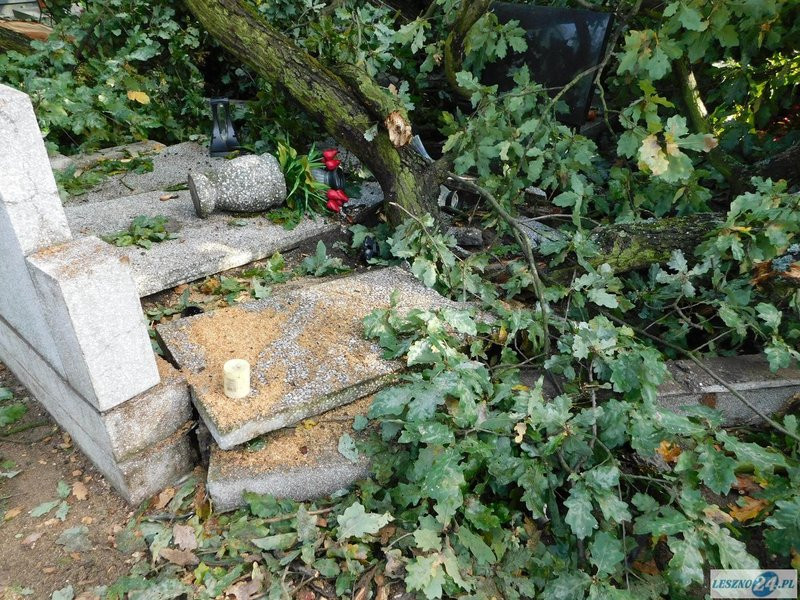 Huragan zdewastował cmentarz w Strzyżewicach (zdjęcia)